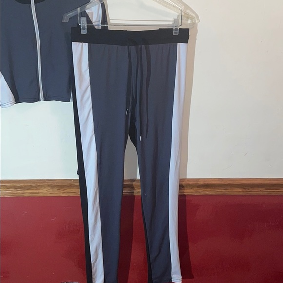 NEW-Black,White&Grey 2-Piece Sweatsuit Outfit! - Picture 4 of 14